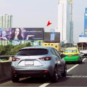 ป้ายโฆษณาขนาดใหญ่ บริเวณทางด่วนขั้นที่ 2 ศรีนครินทร์ – ด่านอโศก ใกล้โรงพยาบาลปิยะเวศ รับรถไปดินแดง – มักกะสัน – สุขุมวิท